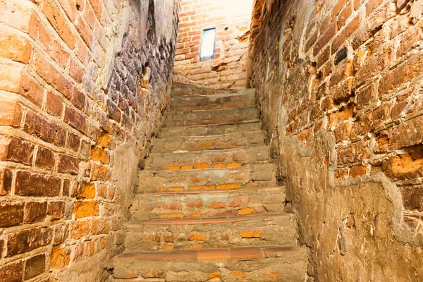 Escalera de ladrillo con escaleras — Foto de Stock