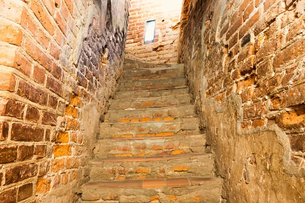 Escadaria de tijolo com escadas — Fotografia de Stock