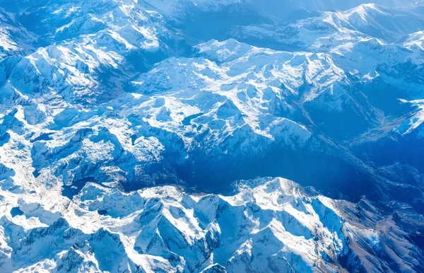 雪でおおわれた山の飛行機ビュー — ストック写真