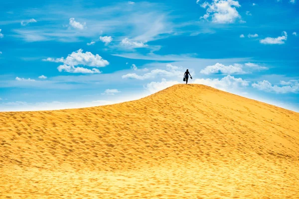 Sandy krajobraz z kobieta na górze dune — Zdjęcie stockowe