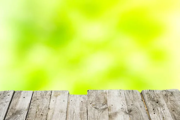 Ponte di legno ed erba verde sfocata — Foto Stock