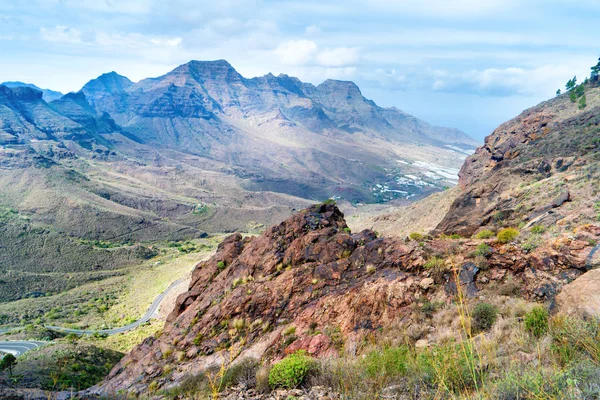 Landschaft mit Gebirge, Hügeln und Straße — Stockfoto