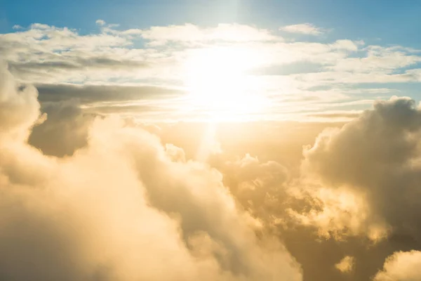 Bulutlar, okyanus ve parlak güneşin uçak görünümünü — Stok fotoğraf