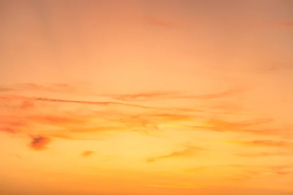 Himmel bei Sonnenuntergang mit roten Wolken — Stockfoto