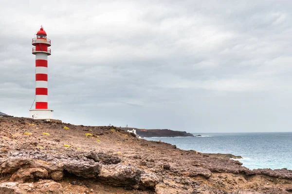 Farol na costa rochosa — Fotografia de Stock Grátis