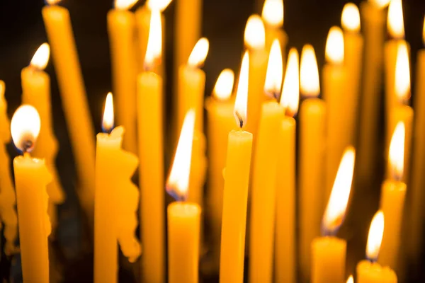 Molte candele accese in chiesa a Venezia — Foto Stock