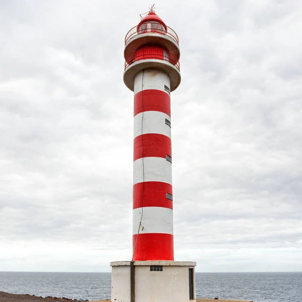 Kayalık sahildeki deniz feneri. — Stok fotoğraf