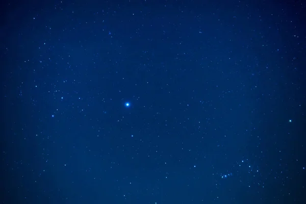 Éjszakai sötétég fényes csillagokkal — Stock Fotó