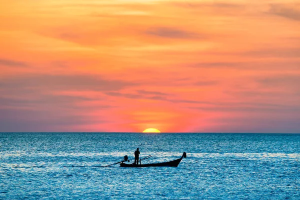 Fischerboot im Meer bei Sonnenuntergang — Stockfoto