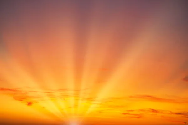 Céu por do sol com nuvens vermelhas — Fotografia de Stock