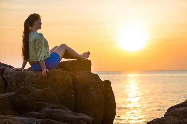 View of woman sitting on rock — Stock Photo, Image