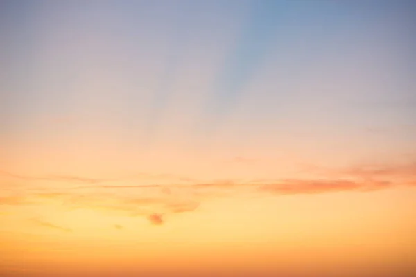 Zonsondergang hemel met rode wolken — Stockfoto