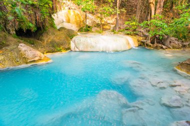 Tropikal orman ormanlarında akarsu şelaleleri olan zümrüt mavisi göl. Erawan Ulusal Parkı, Kanchanaburi, Tayland