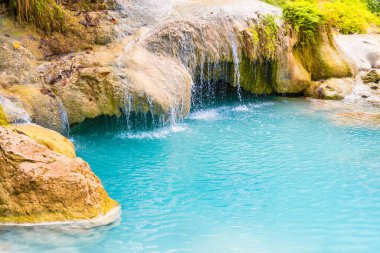 Güzel şelalesi, zümrüt mavisi gölü ve vahşi ormanda kayaları olan tropikal bir manzara. Erawan Ulusal Parkı, Kanchanaburi, Tayland