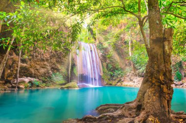 Güzel şelalesi, zümrüt gölü ve orman ormanında yeşil ağacı olan tropik bir manzara. Erawan Ulusal Parkı, Kanchanaburi, Tayland