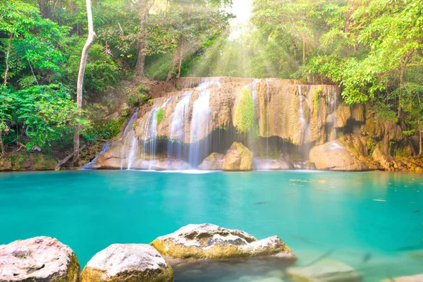 Tropisch Landschap Met Prachtige Waterval Smaragdgroen Meer Groene Boom Het — Stockfoto