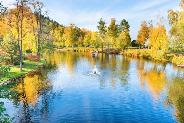 Sjön Park Med Litet Hus Och Höst Skog Och Träd — Stockfoto