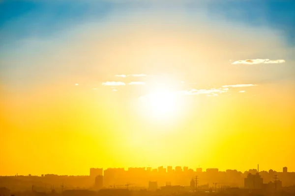 オレンジ色のスカイラインに建物のシルエットと街の夕日 — ストック写真