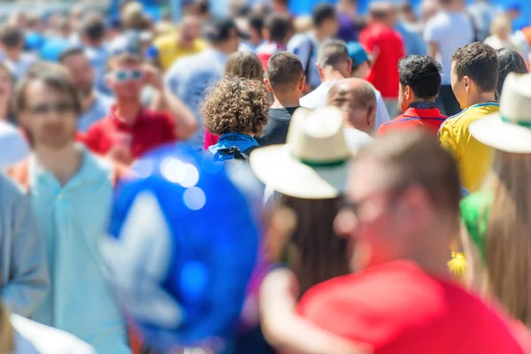 Menigte Van Mensen Lopen Stad Straat — Stockfoto