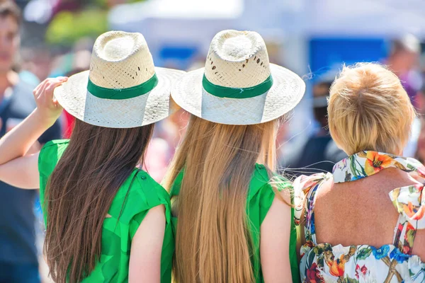 Two Young Women Green Gress Long Blond Hair Crowd People — Stock Photo, Image