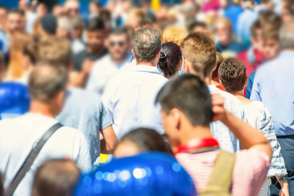 Menigte Van Mensen Lopen Stad Straat — Stockfoto