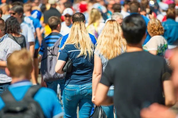 Tłum Ludzi Spacerujących Ulicą Miasta Młodą Kobietą Długimi Włosami Centrum — Zdjęcie stockowe