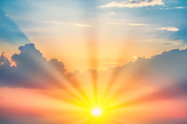 Puesta Sol Con Sol Nubes Azul Naranja Cielo Dramático Con —  Fotos de Stock