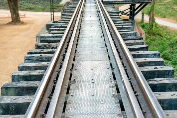 Gleis Mit Holzschwellen Und Rostigen Schienen Alter Eisenbahnbrücke — Stockfoto