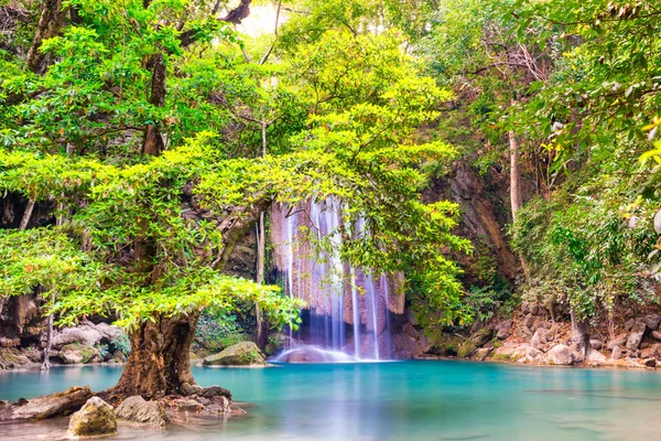 Hermosa Cascada Selva Tropical Con Gran Árbol Verde Lago Esmeralda —  Fotos de Stock