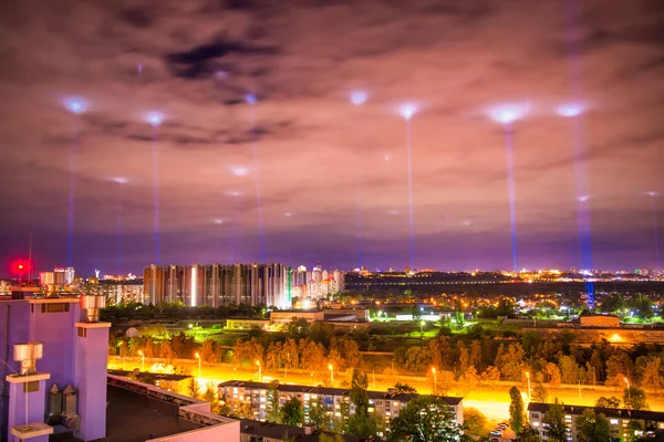 Città Illuminata Notte Con Luci Blu Nelle Nuvole Nel Cielo — Foto Stock