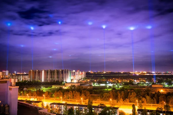 Nacht Verlichte Stad Met Blauwe Lichten Wolken Lucht — Stockfoto