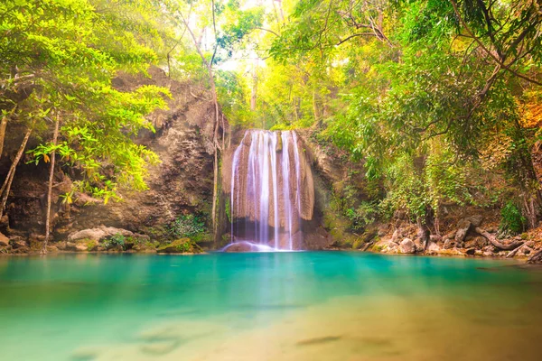 Tropisch Landschap Met Prachtige Waterval Smaragdgroen Meer Groene Boom Het — Stockfoto