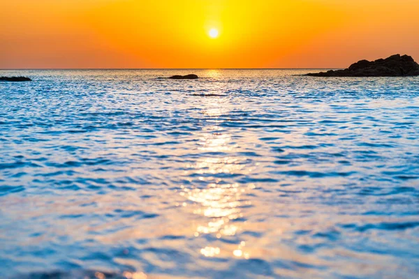 Atardecer Mar Con Rocas Atardecer Sol Cielo Dramático —  Fotos de Stock