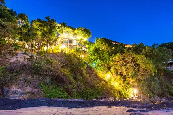 Hotel Acolhedor Iluminado Verão Penhasco Rocha Perto Praia Areia Mar — Fotografia de Stock
