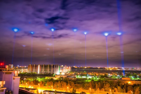 Città Illuminata Notte Con Luci Blu Nelle Nuvole Nel Cielo — Foto Stock