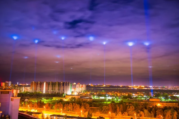 Città Illuminata Notte Con Luci Blu Nelle Nuvole Nel Cielo — Foto Stock