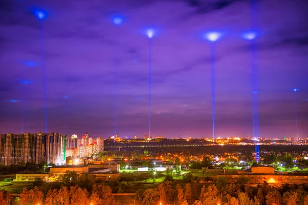 Città Illuminata Notte Con Luci Blu Nelle Nuvole Nel Cielo — Foto Stock