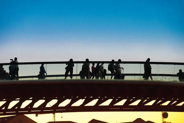 Silhouette Persone Che Camminano Sul Ponte Tramonto Venezia — Foto Stock
