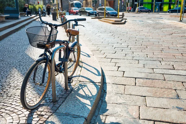 Ποδήλατο Καλάθι Σταθμευμένο Σχάρα Ποδήλατο Στο Δρόμο Της Πόλης Στην — Φωτογραφία Αρχείου