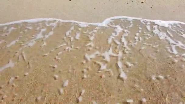 黄色の砂浜の海の波 穏やかな潮位の水の音を持つ空撮4K映像クリップ — ストック動画