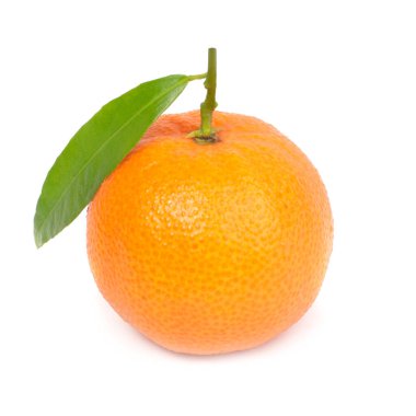 Beyaz arkaplanda yeşil yapraklı turuncu mandalina.