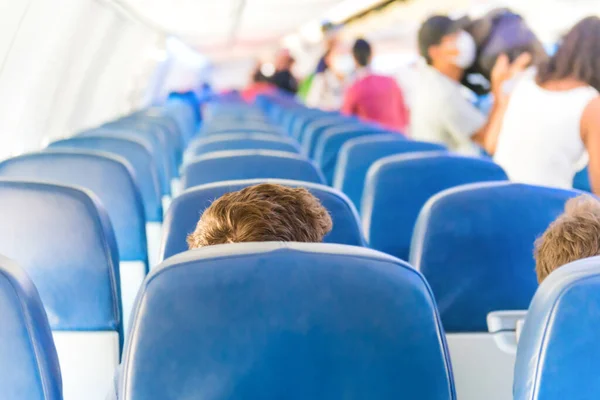 Puste Wnętrze Samolotu Kilkoma Osobami Stewardessą Podczas Pandemii Koronawirusowej — Zdjęcie stockowe