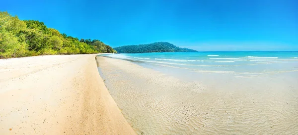 Panorama Bela Praia Ilha Tropical Com Areia Branca Árvores Verdes — Fotografia de Stock