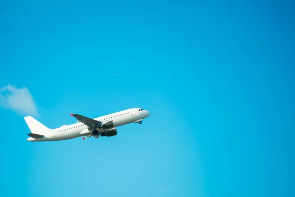 Вид Большого Белого Летающего Самолета Голубом Небе Фоне Облаков — стоковое фото