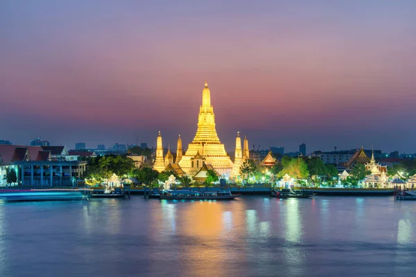 Nachtbeleuchteter Tempel Der Morgendämmerung Oder Wat Arun Und Seine Spiegelung — Stockfoto