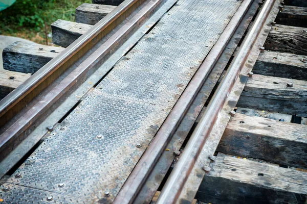 Binario Ferroviario Con Traverse Legno Rotaie Arrugginite Sul Vecchio Ponte — Foto Stock