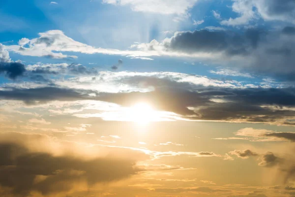 Gün Batımı Gökyüzü Mavi Turuncu Renkli Günbatımı Bulutlarıyla — Stok fotoğraf