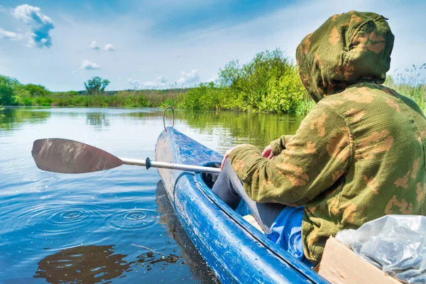 Hombre Viaje Kayak Paisaje Azul Del Río Bosque Verde Con —  Fotos de Stock