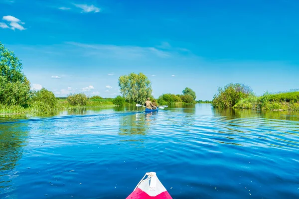 Viaje Kayak Por Paisaje Azul Del Río Bosque Verde Con —  Fotos de Stock