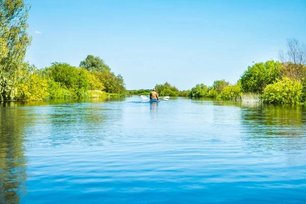 Couple Kayak Voyage Sur Paysage Bleu Rivière Forêt Verte Avec — Photo